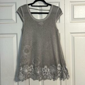 FLEW DE LIS Size Small Light Gray Cap Sleeve Tunic Top Crochet Floral Burnout